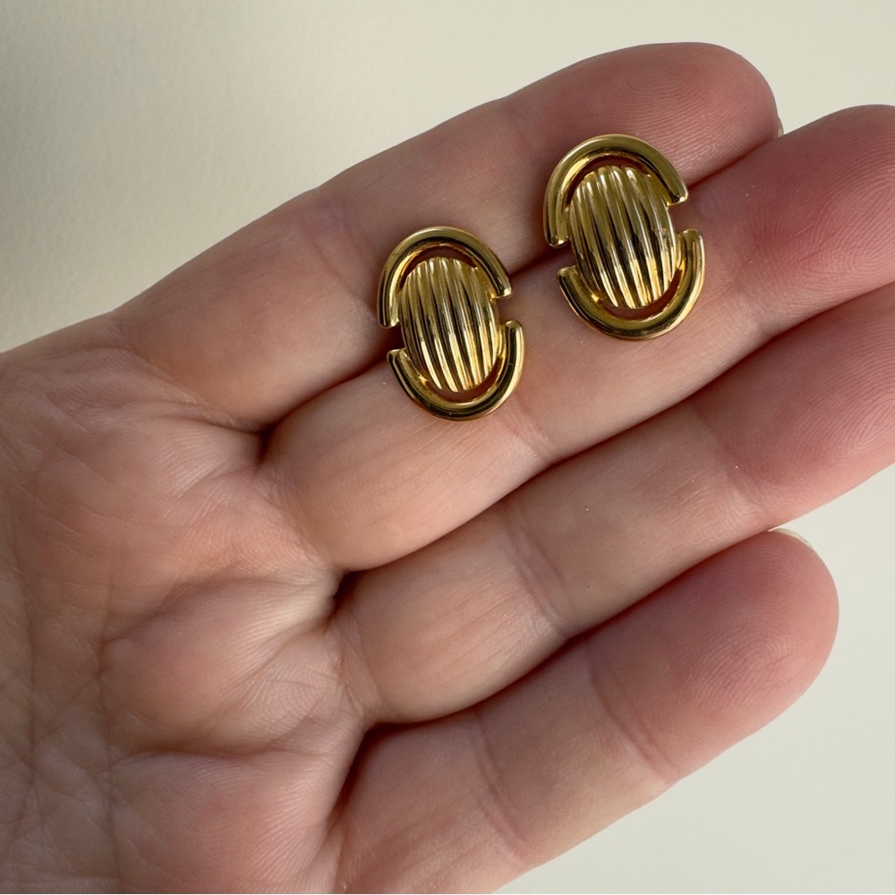 Vintage Gold tone Earrings - Picture 3 of 4
